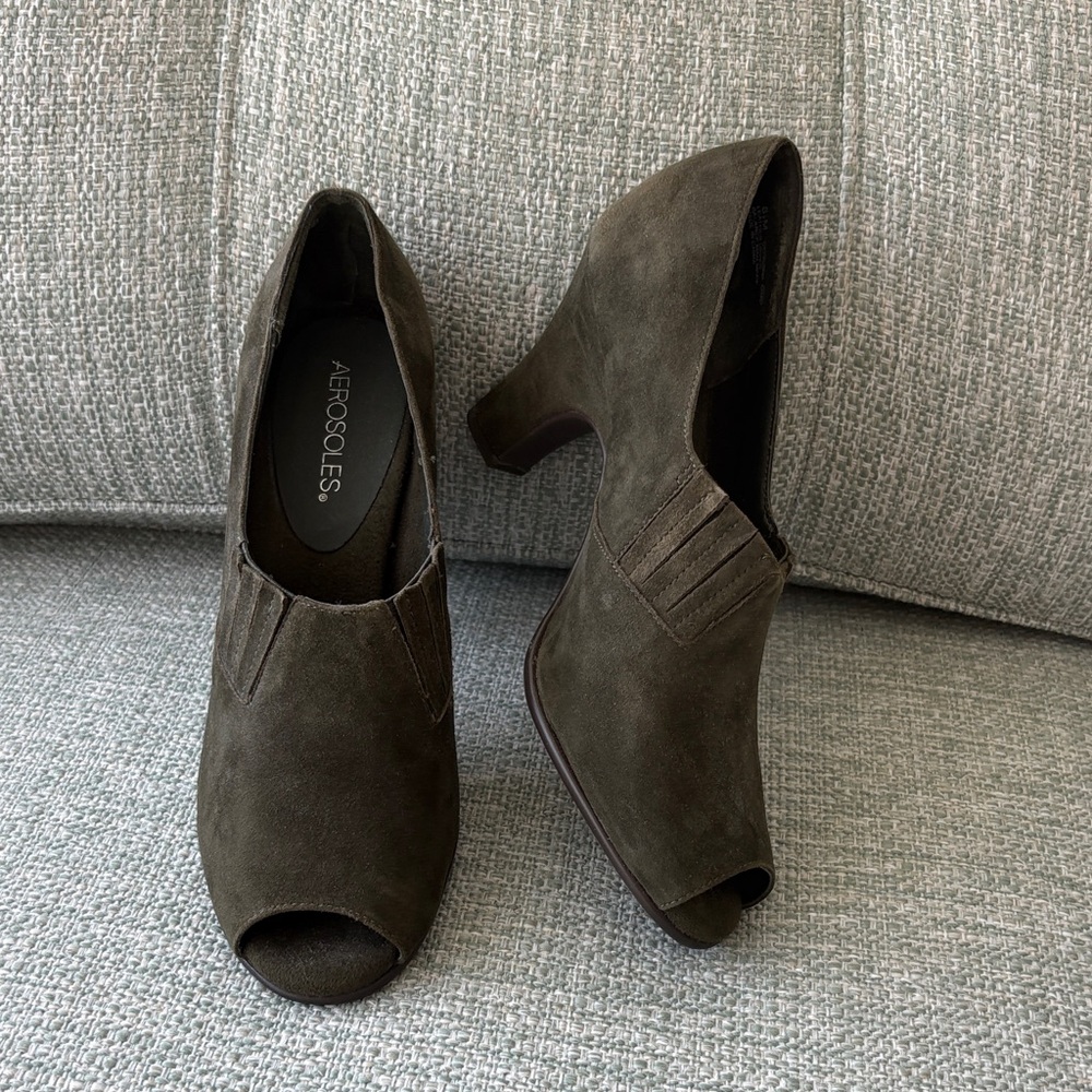 AEROSOLES Olive Suede Peep-Toe Heels